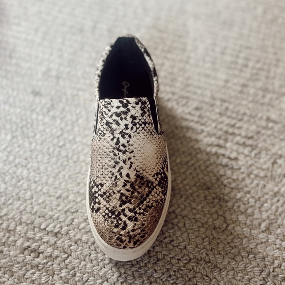 SNAKE PRINT SNEAKERS NWT - Picture 2 of 4